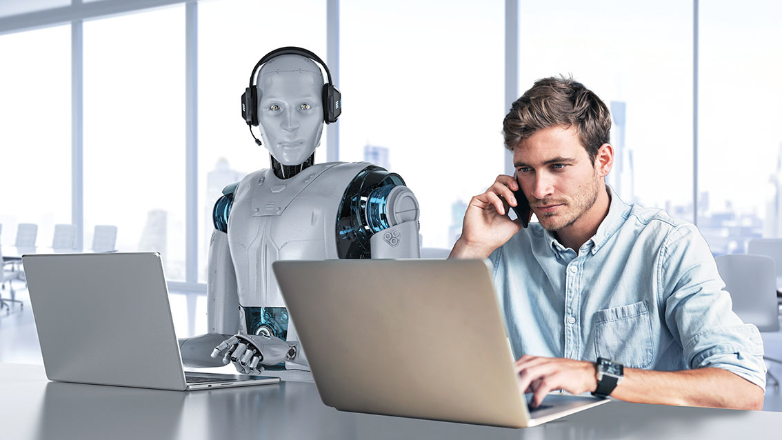 Arbeitsplatz: Roboter und Mitarbeiter