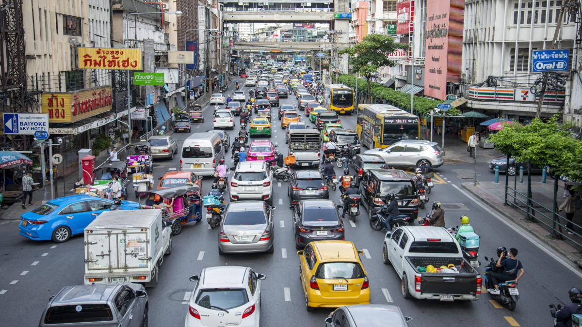 Straßenverkehr in Bangkok