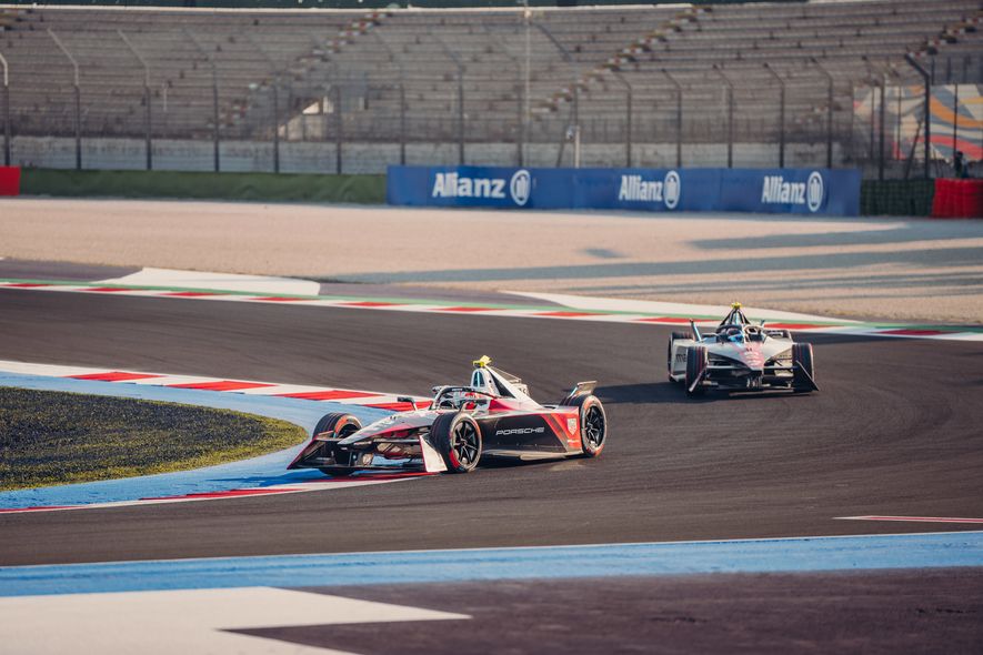 Ansys, Teil von Synopsys - die TAG Heuer Porsche Formel-E-Team Boliden auf der Rennstrecke in Misano
