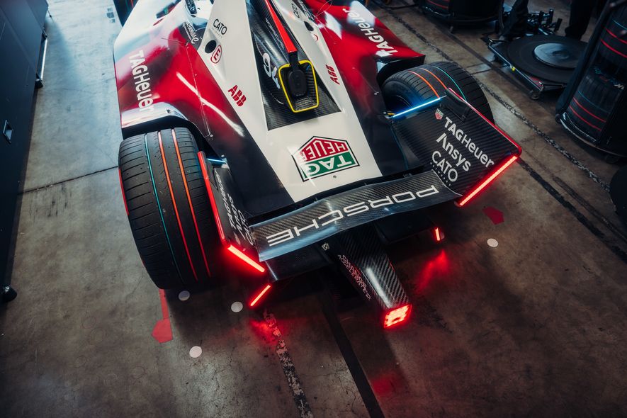 Ansys, Teil von Synopsys - Der Porsche 99X Electric vom TAG Heuer Porsche Formel-E-Team in der Box