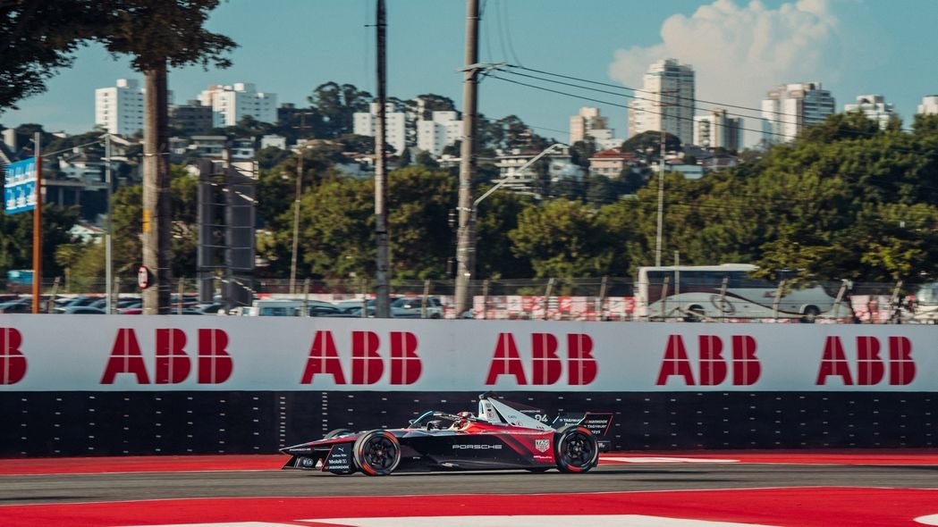 Ansys, Teil von Synopsys - Elektro-Formel-Boliden vor der Kulisse São Paulos