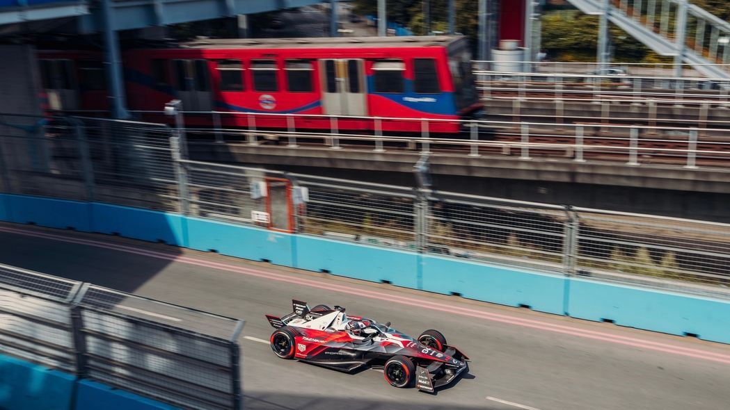 Ansys, Teil von Synopsys - Elektro-Formel-Boliden neben der U-Bahn in den Straßen von London