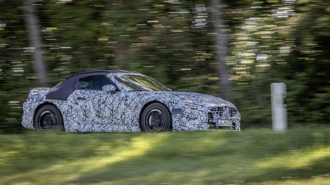 Neue Generation Mercedes SL mit Tarnfolie: