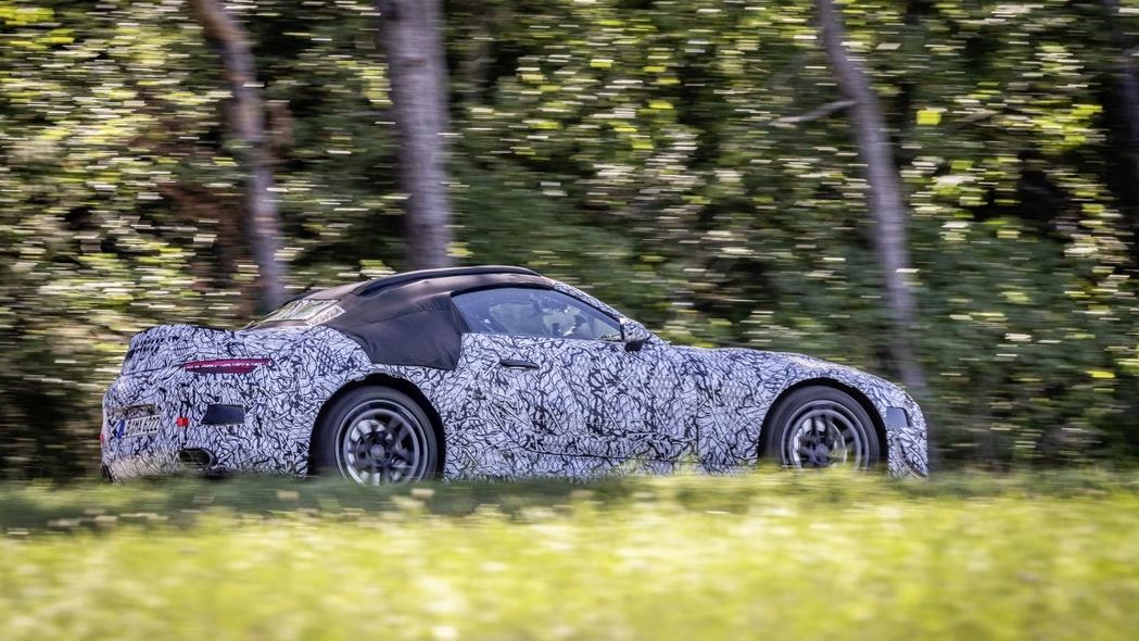 Neue Generation Mercedes SL mit Tarnfolie: