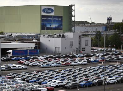 Fabrikneue Ford-Autos auf dem Gelände der Ford-Werke.