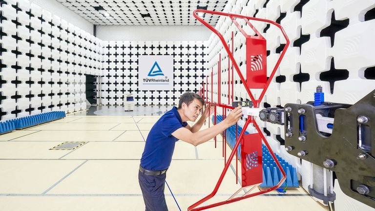 EIn Experte des TÜV Rheinland in einem Labor für elektromagnetische Verträglichkeit in Vietnam.