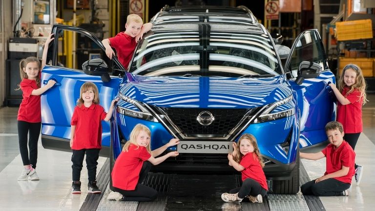 Nissan Qasqai-Fertigung in Sunderland: Hier erledigt eine Schulklasse die Endkontrolle an der Linie.