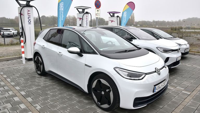 Elektroautos vor Ladesäulen