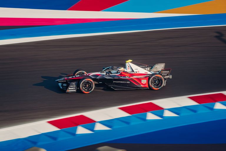 Ansys, Teil von Synopsys – Ein TAG Heuer Porsche Formel-E-Fahrzeug auf der Rennstrecke