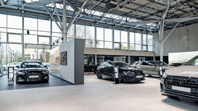 Innenansicht des Audi-Showrooms von Feser-Graf in Dessau