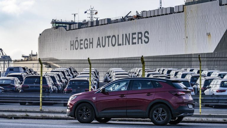 Neuwagen für den Export im Auto-Terminal Bremerhaven
