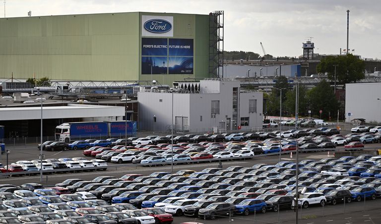 Fabrikneue Ford-Autos auf dem Gelände der Ford-Werke.