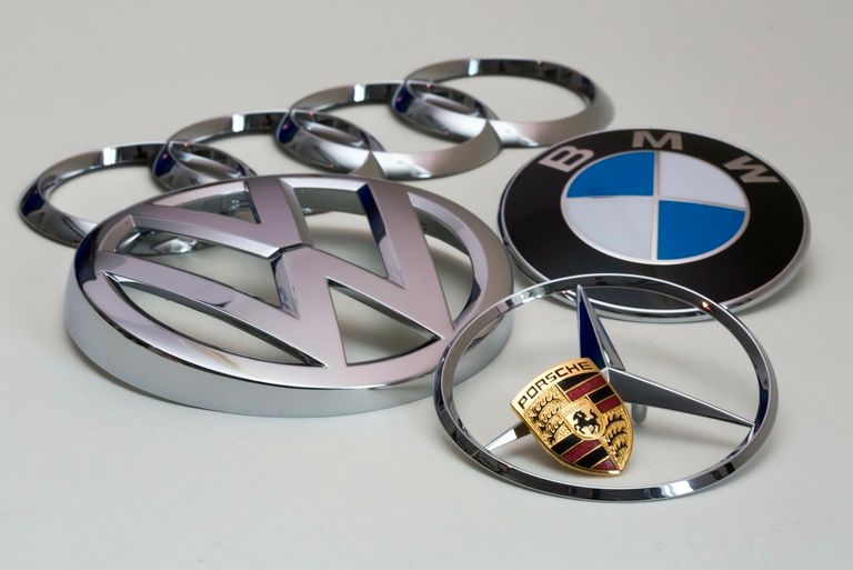 Logos von BMW, Mercedes, Audi, Porsche, VW