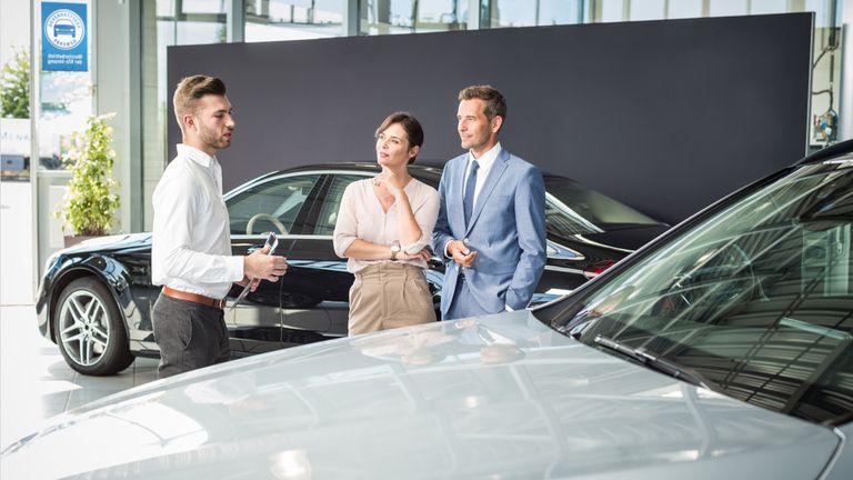 Verkäufer im Beratungsgespräch