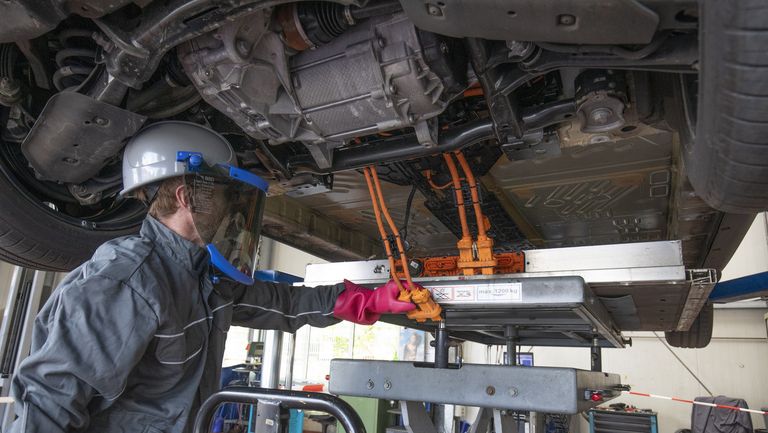 Elektroauto in einer Werkstatt
