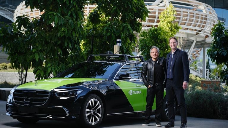Ola Källenius und Jensen Huang, die beiden Chefs von Nvidia und Mercedes, besiegeln ihre Partnerschaft in Kalifornien. 