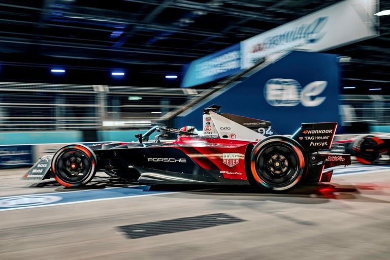 Ansys, Teil von Synopsys - Formel-E-Fahrzeug von Gesamtsieger Pascal Wehrlein driftet auf der Rennstrecke - mit gut sichtbarem Ansys-Logo