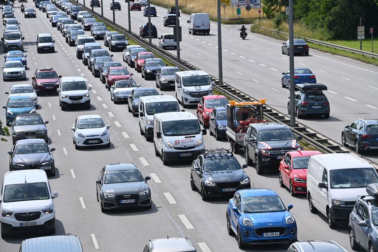 München  Straßenverkehr Stau Deutschland 2021