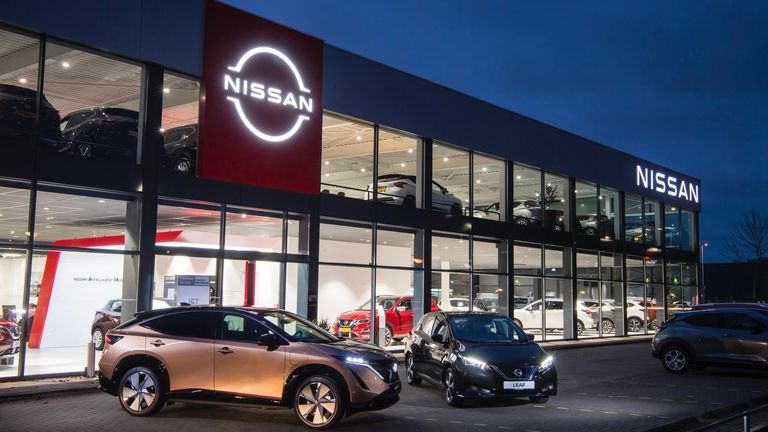 Nissan Autohaus bei Nacht