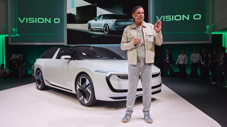 Skoda-Chef Klaus Zellmer präsentiert die Studie Vision O