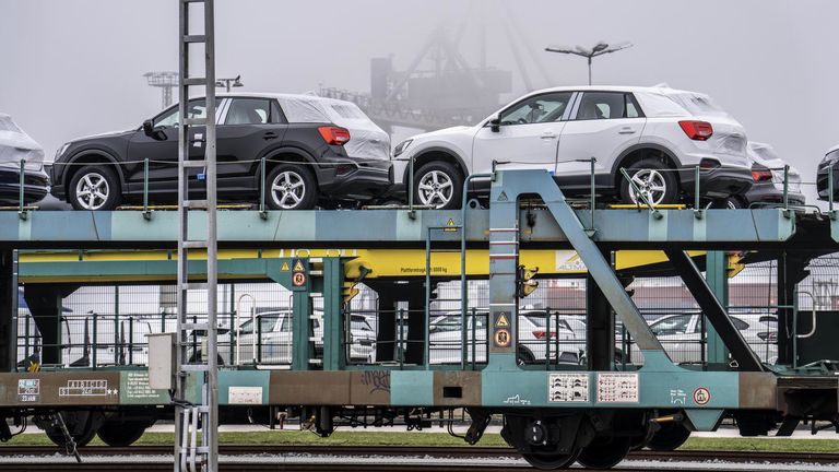 Autos für den Export am Hafen von Cuxhaven