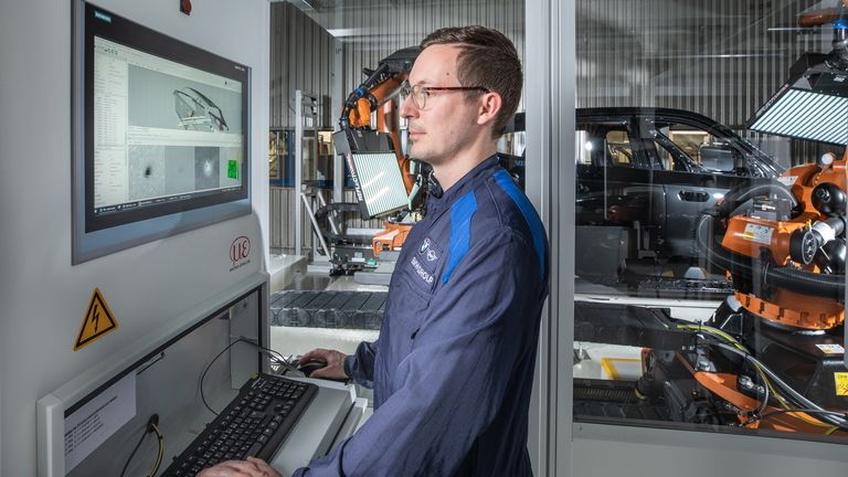 KI-unterstützte Oberflächenbearbeitung im BMW-Werk Regensburg