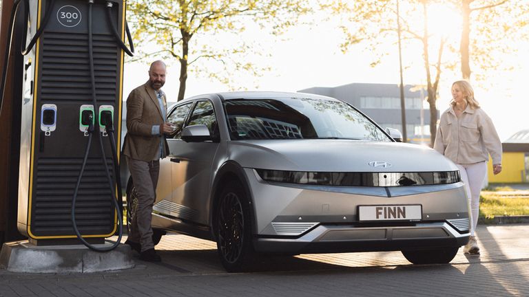 FINN - Aufmacherfoto: Paar lädt Auto an Ladesäule