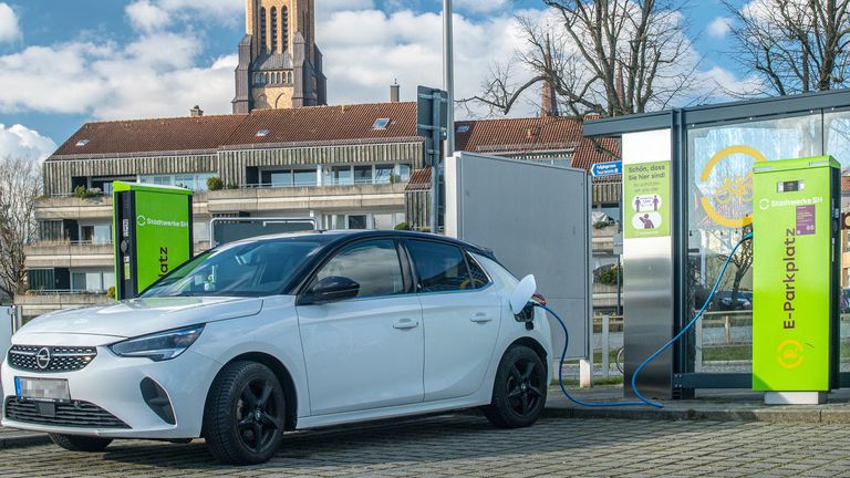 E-Auto an Ladestation in Deutschland