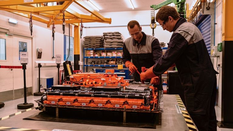 Reparatur eines Batteriepacks beim britischen Spezialisten Autocraft.