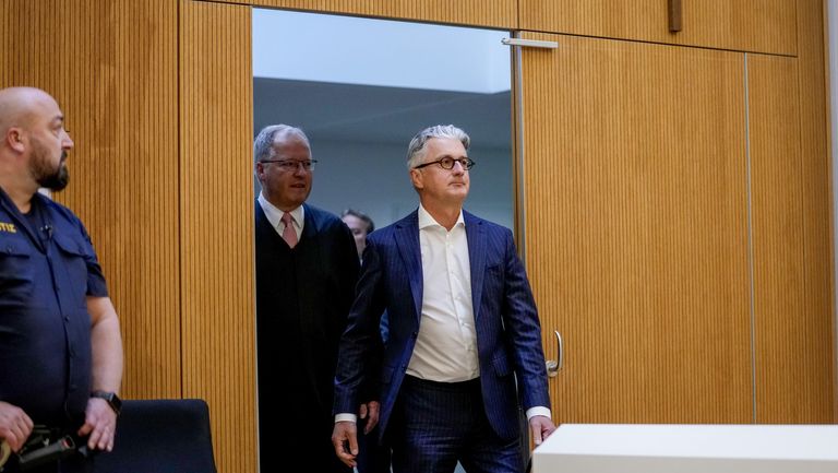 Rupert Stadler betritt den Gerichtssaal