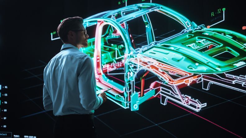 Ansys - Ingenieur prüft Elektroauto mit Tablet-Computer und Big Wall Screen zur Analyse des Prototyps