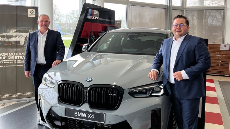 Dirk May (links), Leiter der BMW Niederlassung Kassel, begrüßt seinen neuen Verkaufsleiter, Alexander Kellner. (Foto: BMW Niederlassung Kassel)
