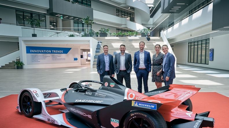 Atrium des Inspiration-Center von Henkel in Düsseldorf mit neuem Automotive-Team