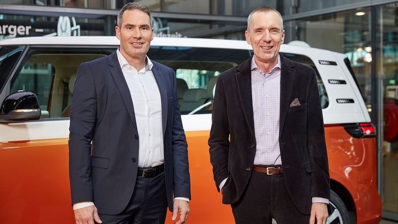 Gemeinsam mit Henri Stübing (re.) erfüllt Mark Bringmann (li.) die Aufgaben der Geschäftsführung der Volkswagen Automobile Leipzig. (Foto: Volkswagen Group Retail Deutschland) 